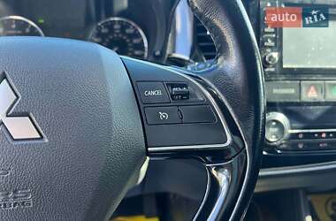 Внедорожник / Кроссовер Mitsubishi Outlander 2015 в 