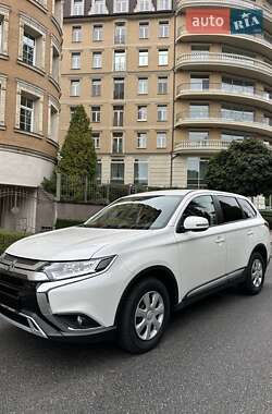 Внедорожник / Кроссовер Mitsubishi Outlander 2021 в 