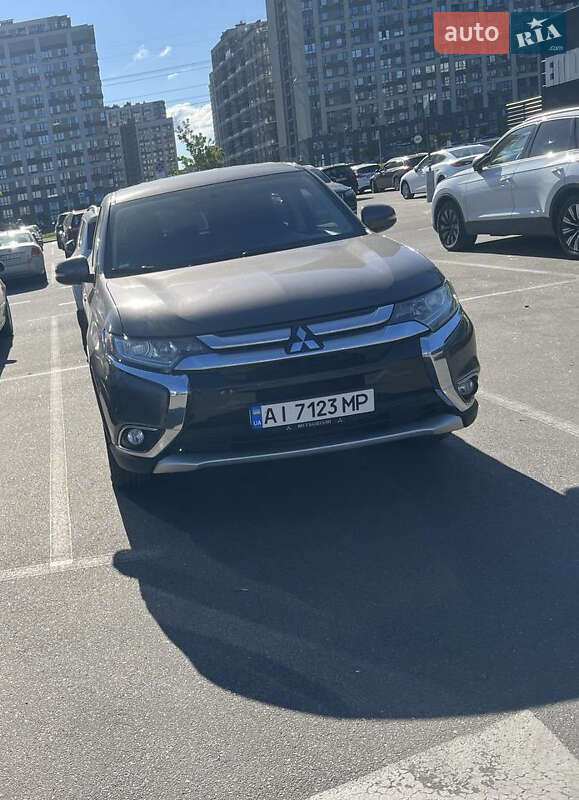 Внедорожник / Кроссовер Mitsubishi Outlander 2016 в Киеве