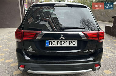 Внедорожник / Кроссовер Mitsubishi Outlander 2015 в 