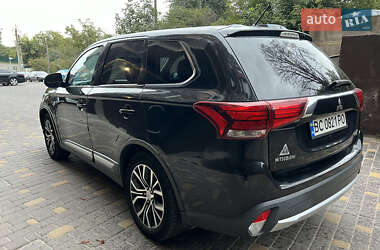 Внедорожник / Кроссовер Mitsubishi Outlander 2015 в 