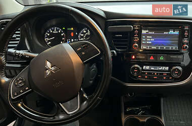 Внедорожник / Кроссовер Mitsubishi Outlander 2015 в 
