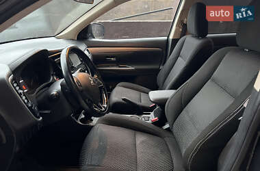 Внедорожник / Кроссовер Mitsubishi Outlander 2015 в 