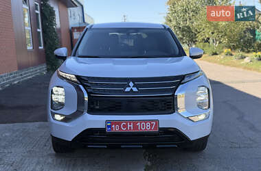Внедорожник / Кроссовер Mitsubishi Outlander 2023 в 