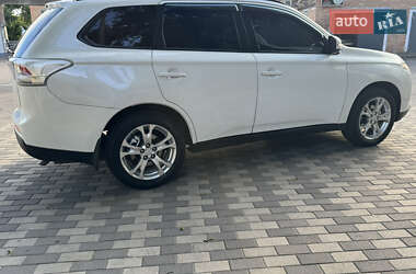 Внедорожник / Кроссовер Mitsubishi Outlander 2013 в 
