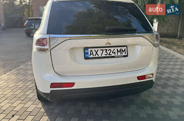 Внедорожник / Кроссовер Mitsubishi Outlander 2013 в 