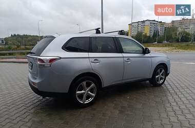 Внедорожник / Кроссовер Mitsubishi Outlander 2013 в 