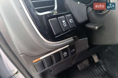 Внедорожник / Кроссовер Mitsubishi Outlander 2013 в 
