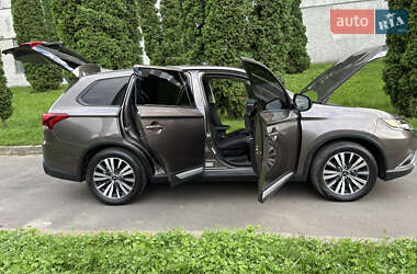Внедорожник / Кроссовер Mitsubishi Outlander 2018 в 