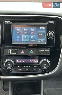 Внедорожник / Кроссовер Mitsubishi Outlander 2012 в 
