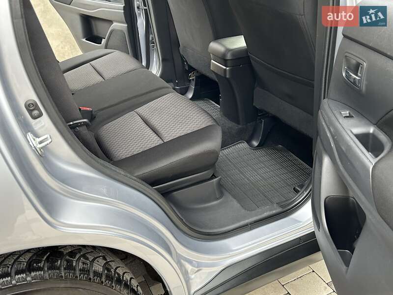 Внедорожник / Кроссовер Mitsubishi Outlander 2012 в Ровно