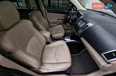 Внедорожник / Кроссовер Mitsubishi Outlander 2010 в 