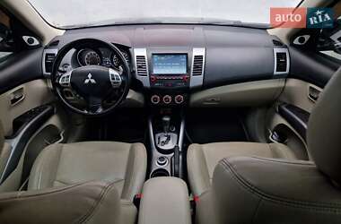 Внедорожник / Кроссовер Mitsubishi Outlander 2010 в 