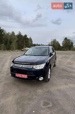 Внедорожник / Кроссовер Mitsubishi Outlander 2013 в 
