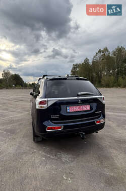 Внедорожник / Кроссовер Mitsubishi Outlander 2013 в 