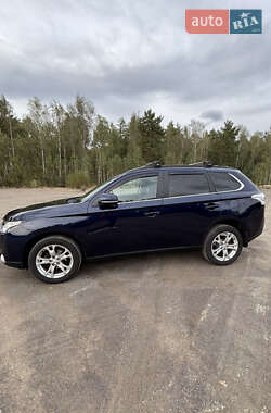 Внедорожник / Кроссовер Mitsubishi Outlander 2013 в 