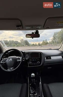 Внедорожник / Кроссовер Mitsubishi Outlander 2013 в 
