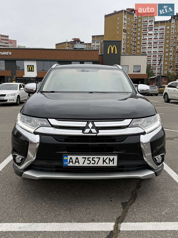 Внедорожник / Кроссовер Mitsubishi Outlander 2017 в Киеве