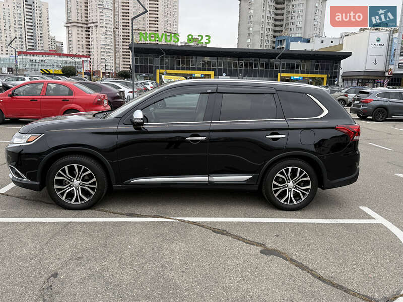 Внедорожник / Кроссовер Mitsubishi Outlander 2017 в Киеве