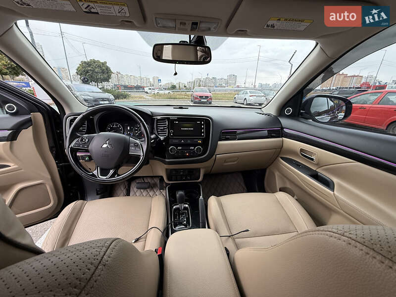 Внедорожник / Кроссовер Mitsubishi Outlander 2017 в Киеве