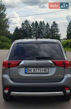 Внедорожник / Кроссовер Mitsubishi Outlander 2015 в 