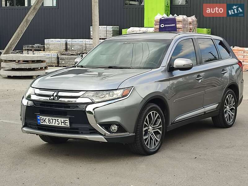 Внедорожник / Кроссовер Mitsubishi Outlander 2015 в 