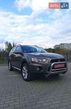Внедорожник / Кроссовер Mitsubishi Outlander 2011 в 