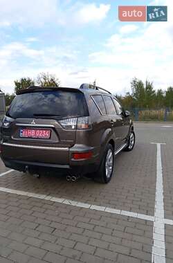 Внедорожник / Кроссовер Mitsubishi Outlander 2011 в 