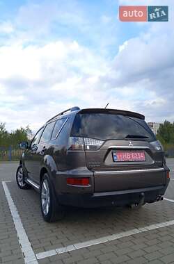 Внедорожник / Кроссовер Mitsubishi Outlander 2011 в 