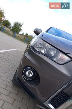 Внедорожник / Кроссовер Mitsubishi Outlander 2011 в 