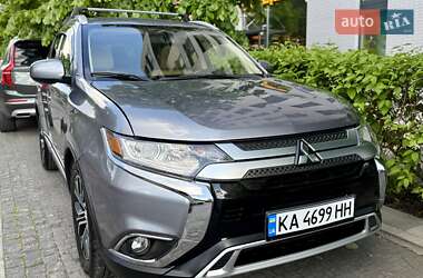 Внедорожник / Кроссовер Mitsubishi Outlander 2017 в 