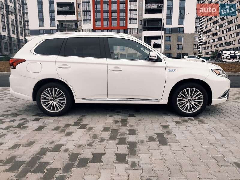 Внедорожник / Кроссовер Mitsubishi Outlander 2019 в Киеве