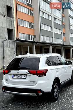 Внедорожник / Кроссовер Mitsubishi Outlander 2016 в 