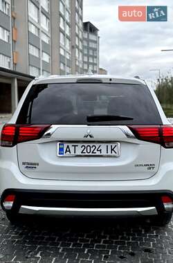 Внедорожник / Кроссовер Mitsubishi Outlander 2016 в 