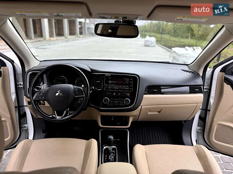 Позашляховик / Кросовер Mitsubishi Outlander 2016 в Івано-Франківську