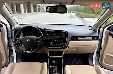 Внедорожник / Кроссовер Mitsubishi Outlander 2016 в 
