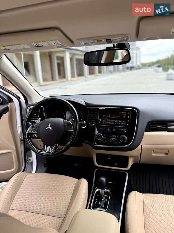 Позашляховик / Кросовер Mitsubishi Outlander 2016 в Івано-Франківську