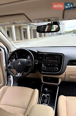Внедорожник / Кроссовер Mitsubishi Outlander 2016 в 