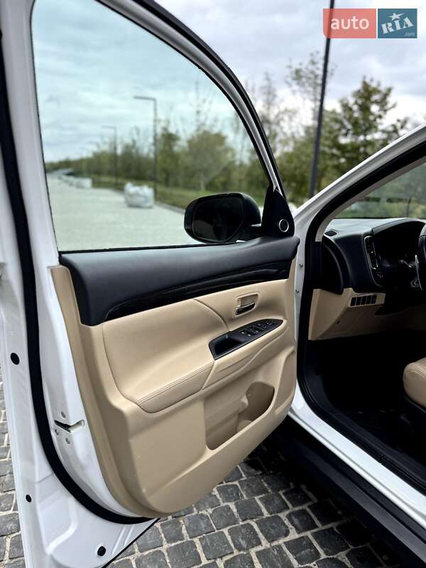 Позашляховик / Кросовер Mitsubishi Outlander 2016 в Івано-Франківську