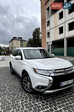Внедорожник / Кроссовер Mitsubishi Outlander 2016 в 