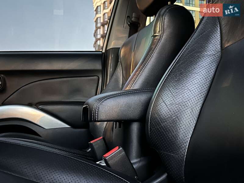 Внедорожник / Кроссовер Mitsubishi Outlander 2010 в Киеве