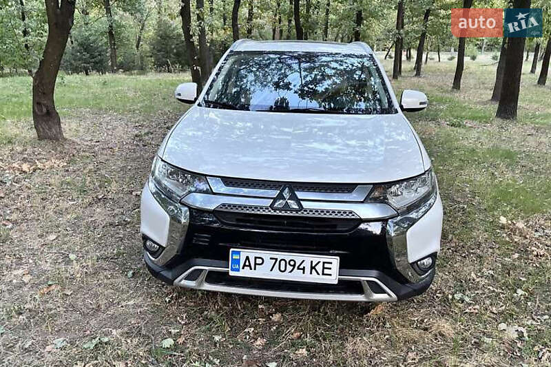 Внедорожник / Кроссовер Mitsubishi Outlander 2015 в Киеве