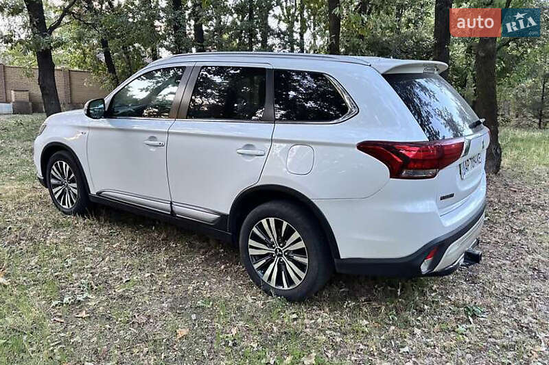 Внедорожник / Кроссовер Mitsubishi Outlander 2015 в Киеве