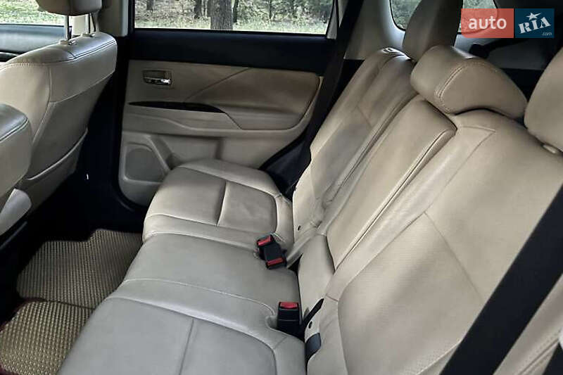 Внедорожник / Кроссовер Mitsubishi Outlander 2015 в Киеве