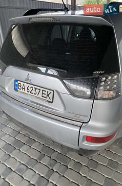 Внедорожник / Кроссовер Mitsubishi Outlander 2012 в 
