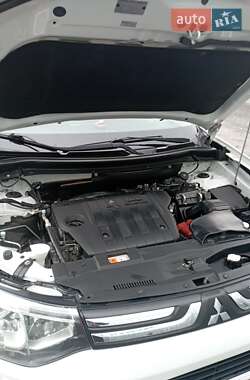 Внедорожник / Кроссовер Mitsubishi Outlander 2013 в 