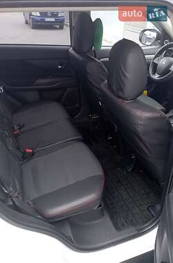 Внедорожник / Кроссовер Mitsubishi Outlander 2013 в 