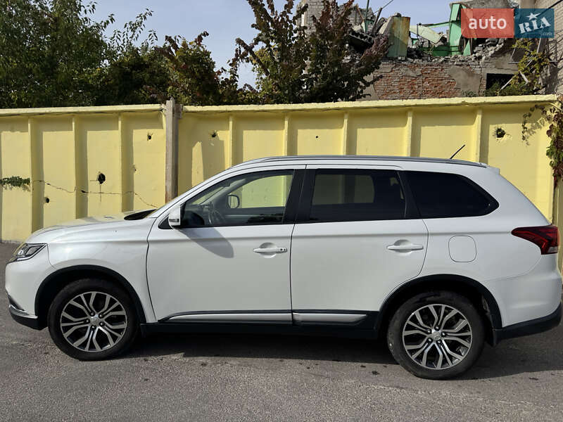 Позашляховик / Кросовер Mitsubishi Outlander 2016 в Харкові