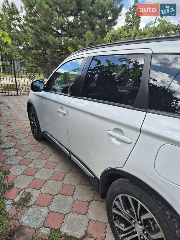 Внедорожник / Кроссовер Mitsubishi Outlander 2015 в Томаковке