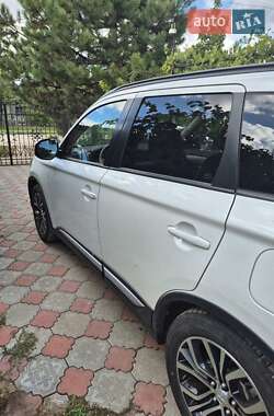 Внедорожник / Кроссовер Mitsubishi Outlander 2015 в 
